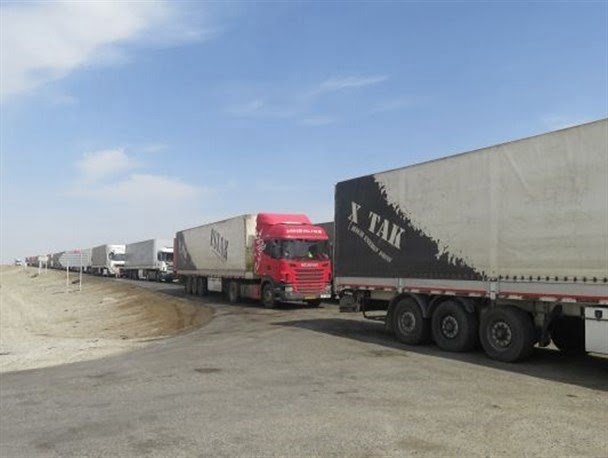 صف طولانی توقف کامیون ها در مرز دوغارون همچنان ادامه دارد