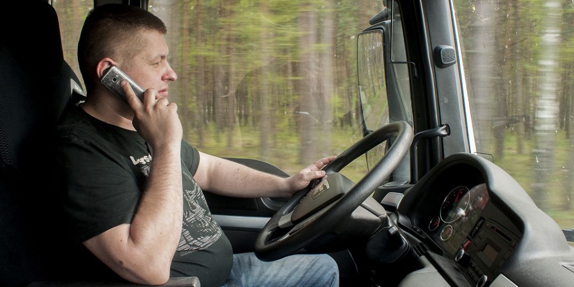 تکنولوژی چطور حواس رانندگان کامیون را پرت می‌کند!