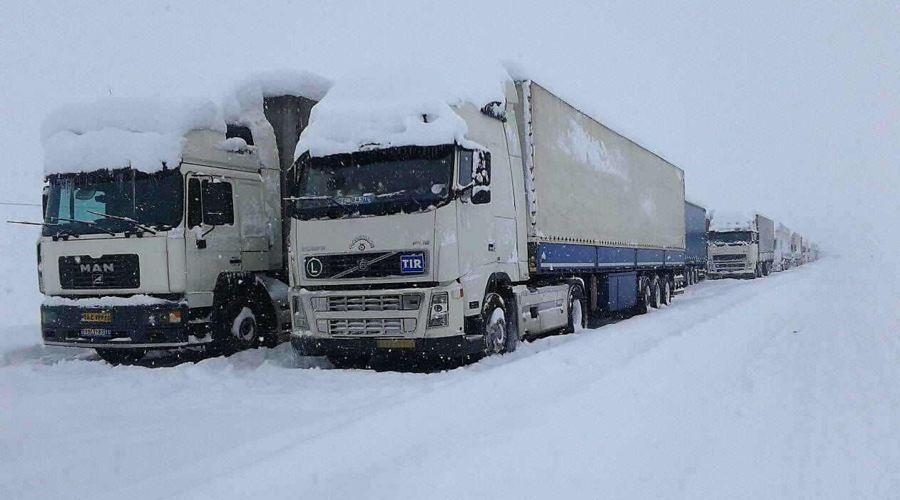 توقف کامیون ها در سرمای زیر صفر درجه