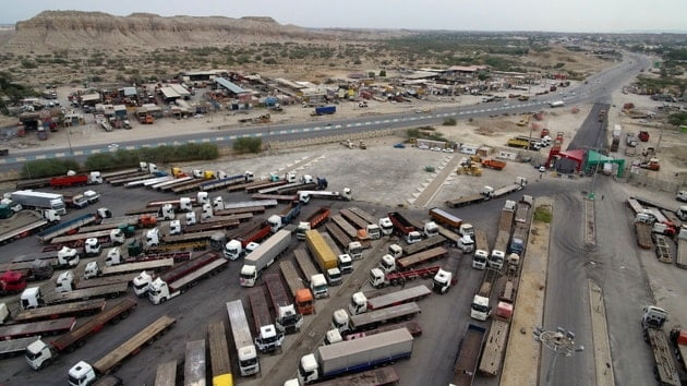 معطل شدن بیش از 100 کامیون در پایانه بار بندرعباس به دلیل عدم هماهنگی